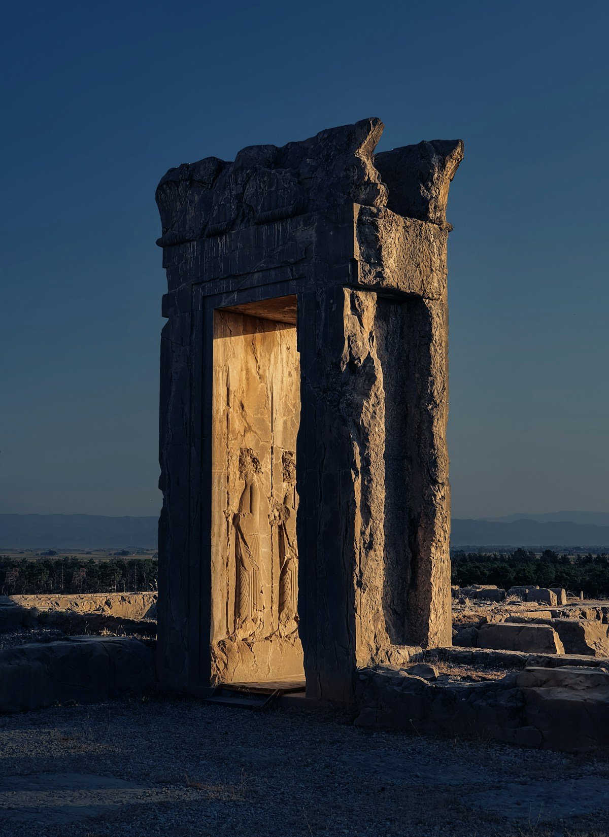 Ancient Persepolis gate with carved Persian relief, Iran — Zoroastrian heritage site